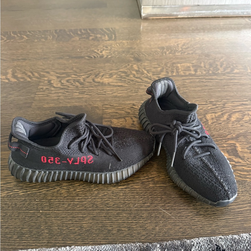 Lightly worn mens Yeezys size 8